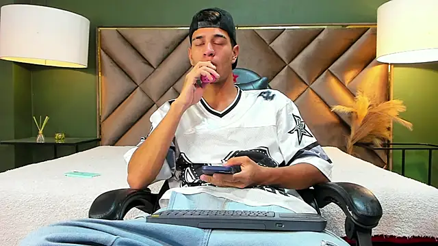 Tyler Rodriguez online show from 10-09-25, 09:04