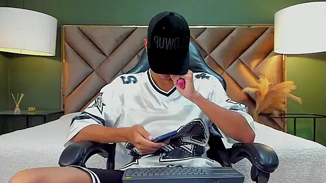 Tyler Rodriguez online show from 10-08-25, 09:59