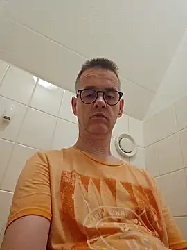 Snapshot of Hectorthyssen1 chatting on 06-20-26, 10:42 Hectorthyssen1 online show from 06-20-26, 10:42