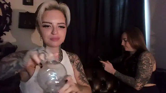 Alexandersonxo online show from 12-16-25, 10:19