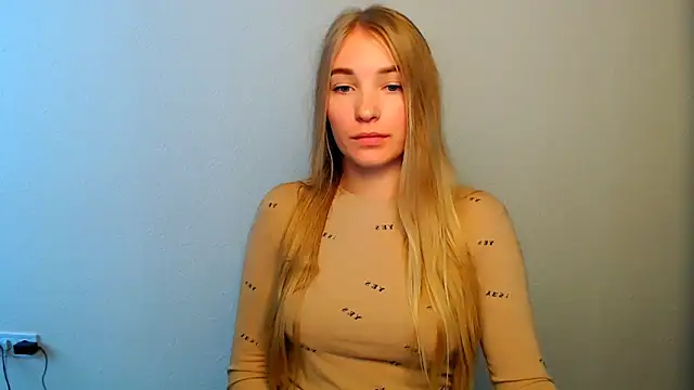 Snapshot of Queen_ofLove chatting on 10-12-25, 11:44 Queen ofLove online show from 10-12-25, 11:44