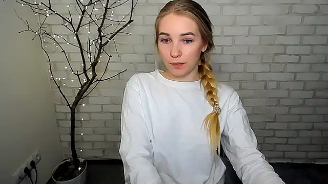 Snapshot of Queen_ofLove chatting on 03-19-25, 06:01 Queen ofLove online show from 03-19-25, 06:01