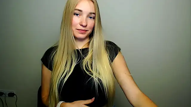 Snapshot of Queen_ofLove chatting on 10-13-25, 08:54 Queen ofLove online show from 10-13-25, 08:54
