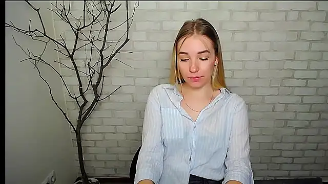 Snapshot of Queen_ofLove chatting on 02-26-25, 01:00 Queen ofLove online show from 02-26-25, 01:00
