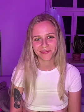 lunawolf21 online show from 10-22-25, 07:02