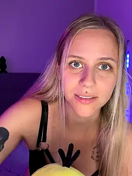 lunawolf21 online show from 09-23-25, 06:42