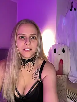 lunawolf21 online show from 10-27-25, 07:20