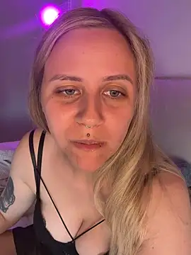 lunawolf21 online show from 06-18-26, 07:51