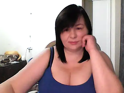 Snapshot of EmiliaLooo chatting on 11-17-25, 03:32 EmiliaLooo online show from 11-17-25, 03:32