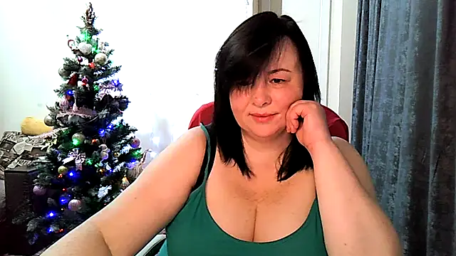 Snapshot of EmiliaLooo chatting on 01-08-26, 03:45 EmiliaLooo online show from 01-08-26, 03:45