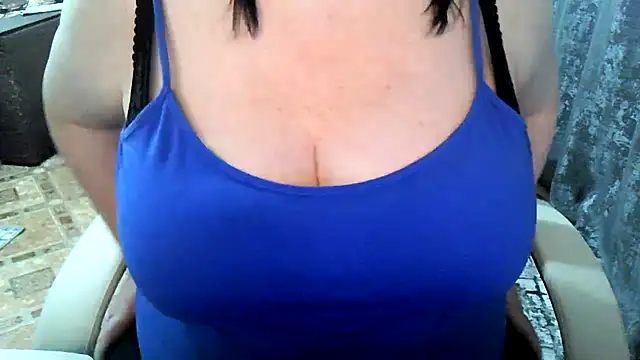 Snapshot of EmiliaLooo chatting on 11-26-25, 06:13 EmiliaLooo online show from 11-26-25, 06:13