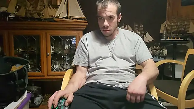 Snapshot of ScubaStevex chatting on 03-08-26, 07:33 ScubaStevex online show from 03-08-26, 07:33