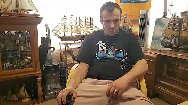 Snapshot of ScubaStevex chatting on 03-11-26, 08:03 ScubaStevex online show from 03-11-26, 08:03