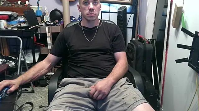 Snapshot of ScubaStevex chatting on 11-06-25, 01:15 ScubaStevex online show from 11-06-25, 01:15