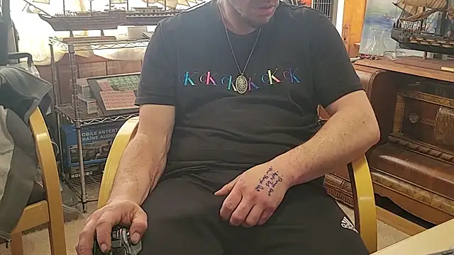 Snapshot of ScubaStevex chatting on 03-19-26, 05:46 ScubaStevex online show from 03-19-26, 05:46