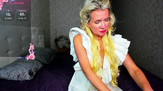 Luna  Lewis online show from 01-29-25, 05:24