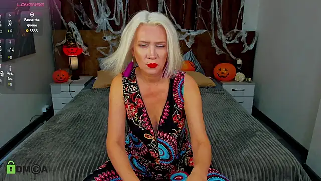 Luna  Lewis online show from 10-30-25, 08:56