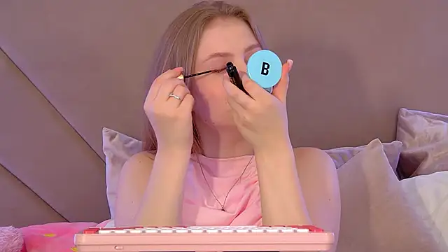 SelinSwarovski online show from 11-28-25, 04:40