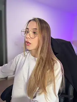 Snapshot of SophieRaily_ chatting on 02-25-26, 10:09 SophieRaily online show from 02-25-26, 10:09