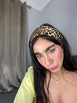 Snapshot of Meryem_Queen chatting on 05-20-26, 01:57 Meryem Queen online show from 05-20-26, 01:57