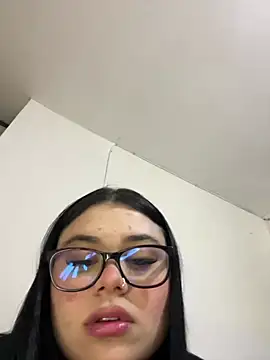 Snapshot of alissonfernandez_ chatting on 04-29-26, 11:33 alissonfernandez online show from 04-29-26, 11:33