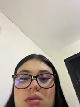 Snapshot of alissonfernandez_ chatting on 04-24-26, 10:12 alissonfernandez online show from 04-24-26, 10:12