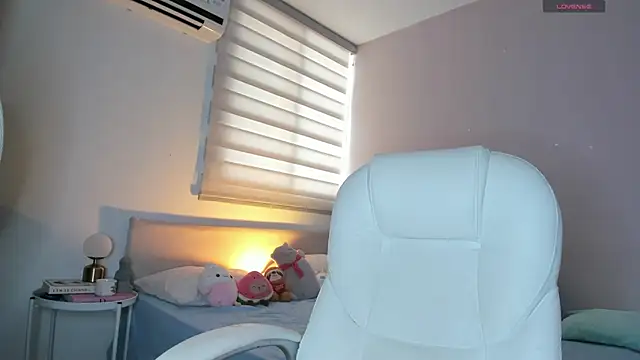 Snapshot of Ninamirley chatting on 02-19-26, 07:55 Ninamirley online show from 02-19-26, 07:55