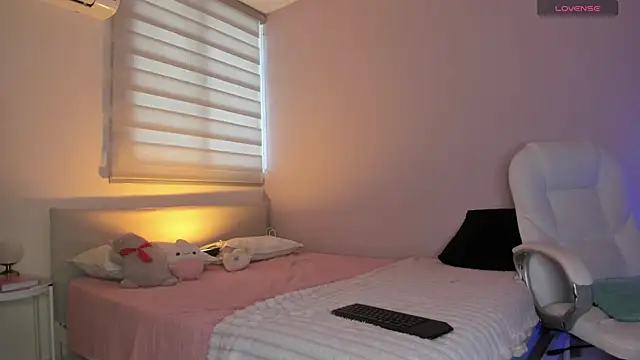 Snapshot of Ninamirley chatting on 06-11-26, 02:47 Ninamirley online show from 06-11-26, 02:47