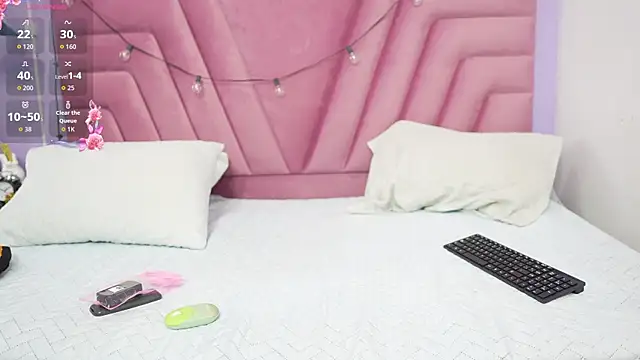 hornybarelylegalgirl online show from 07-10-26, 12:05