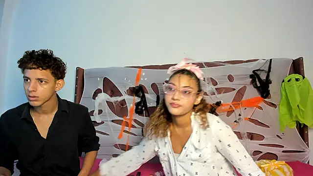 smiths couple online show from 10-21-25, 01:10