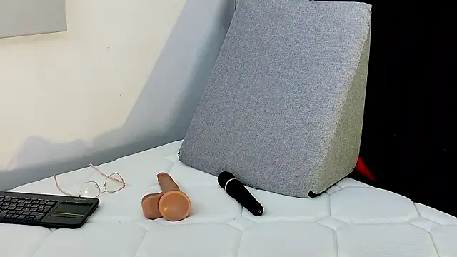 cutehanna1 online show from 10-07-25, 03:40