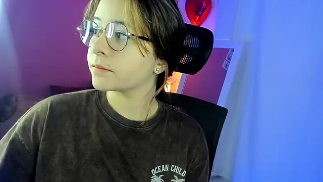 Snapshot of agnes_213 chatting on 02-12-26, 02:28 agnes 213 online show from 02-12-26, 02:28