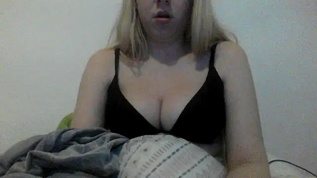 Snapshot of bunnyamy chatting on 01-01-25, 08:26 bunnyamy online show from 01-01-25, 08:26