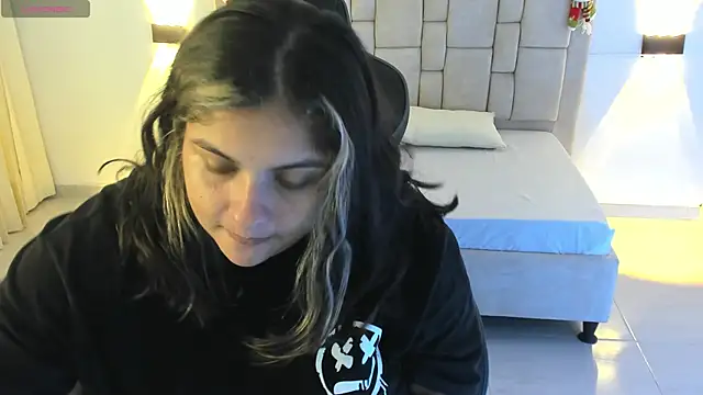 Sienna Jones online show from 12-31-24, 01:08