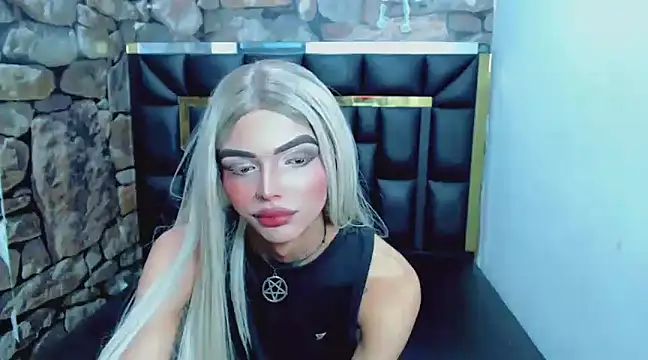 Snapshot of Luna_and_valery chatting on 01-04-25, 11:27 Luna and valery online show from 01-04-25, 11:27