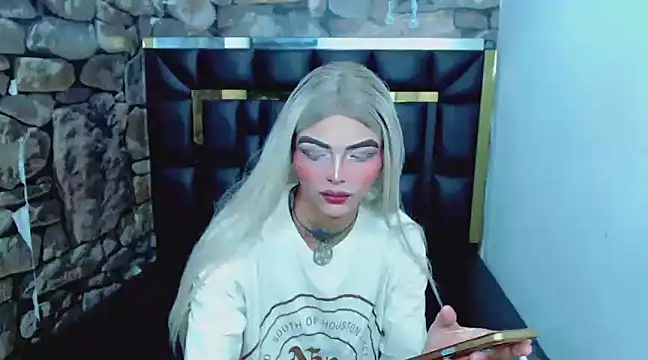 Snapshot of Luna_and_valery chatting on 01-04-25, 08:16 Luna and valery online show from 01-04-25, 08:16