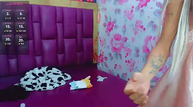 Snapshot of Luna_and_valery chatting on 12-21-24, 09:33 Luna and valery online show from 12-21-24, 09:33