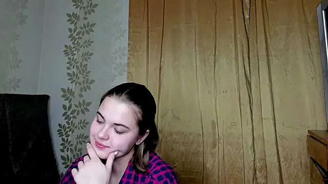 Snapshot of holly_mila chatting on 12-20-24, 07:50 holly mila online show from 12-20-24, 07:50