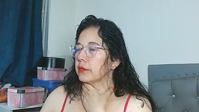 Snapshot of maturepriscila chatting on 05-19-26, 01:29 maturepriscila online show from 05-19-26, 01:29