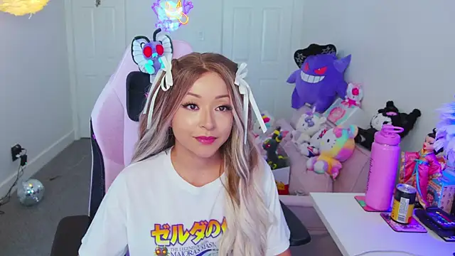 Snapshot of FunSizedGal chatting on 09-30-25, 10:38 FunSizedGal online show from 09-30-25, 10:38