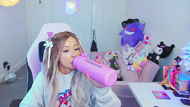 Snapshot of FunSizedGal chatting on 10-05-25, 07:04 FunSizedGal online show from 10-05-25, 07:04