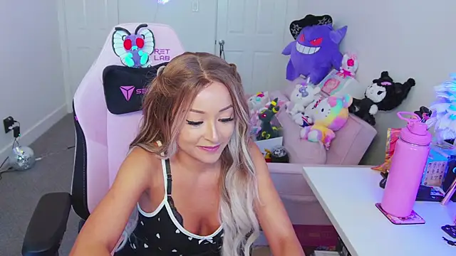 Snapshot of FunSizedGal chatting on 10-02-25, 10:46 FunSizedGal online show from 10-02-25, 10:46