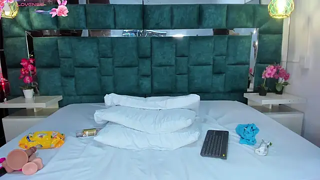 valtira nova online show from 10-14-25, 07:25