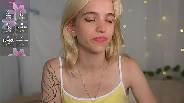 Snapshot of lolly_pie chatting on 09-26-25, 10:44 lolly pie online show from 09-26-25, 10:44