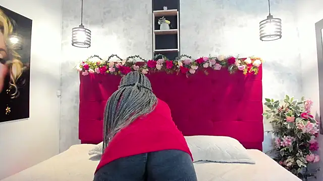 Snapshot of SilvannaFit chatting on 06-19-26, 11:27 SilvannaFit online show from 06-19-26, 11:27