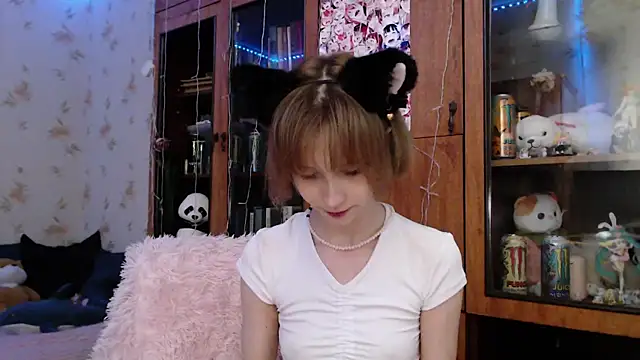 Snapshot of cloudgirrl chatting on 02-17-25, 08:27 cloudgirrl online show from 02-17-25, 08:27