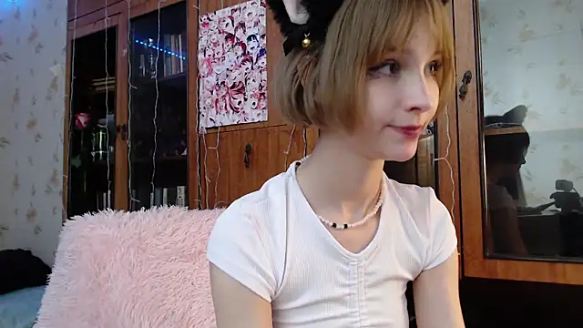 Snapshot of cloudgirrl chatting on 02-12-25, 12:05 cloudgirrl online show from 02-12-25, 12:05