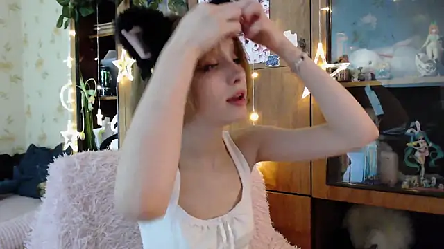 Snapshot of cloudgirrl chatting on 03-16-25, 03:39 cloudgirrl online show from 03-16-25, 03:39