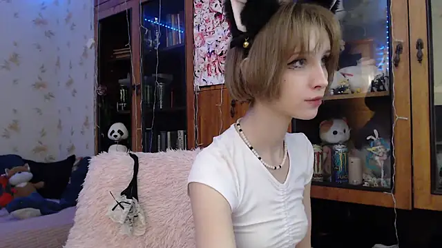 Snapshot of cloudgirrl chatting on 02-15-25, 10:52 cloudgirrl online show from 02-15-25, 10:52