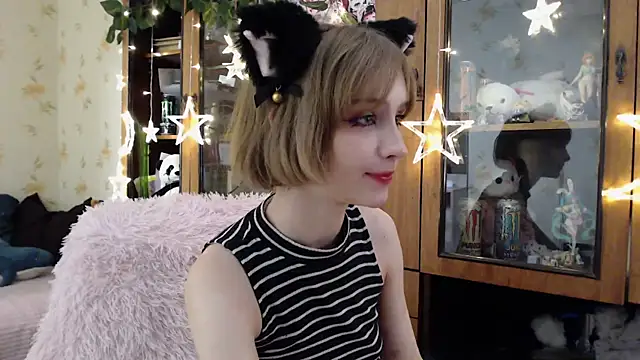Snapshot of cloudgirrl chatting on 03-22-25, 05:17 cloudgirrl online show from 03-22-25, 05:17